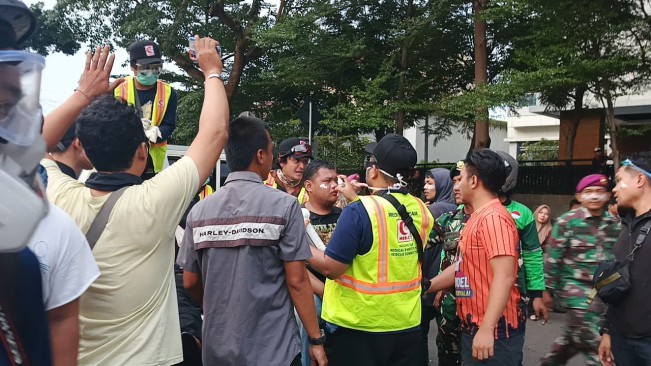 Pendemo alami sesak nafas akibat gas airmata (29/8) [Selvianus Kopong Basar]